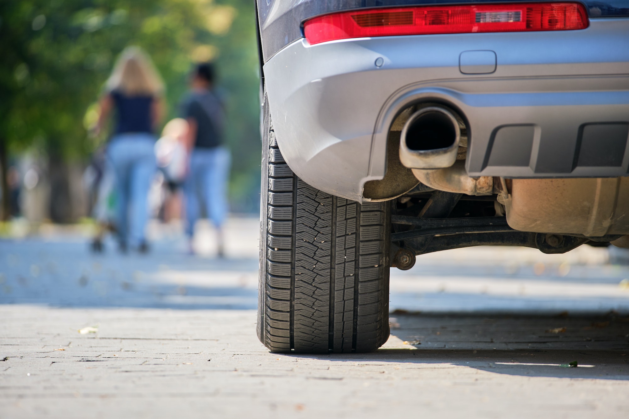 El peligro de llevar tapones metálicos en las ruedas del coche