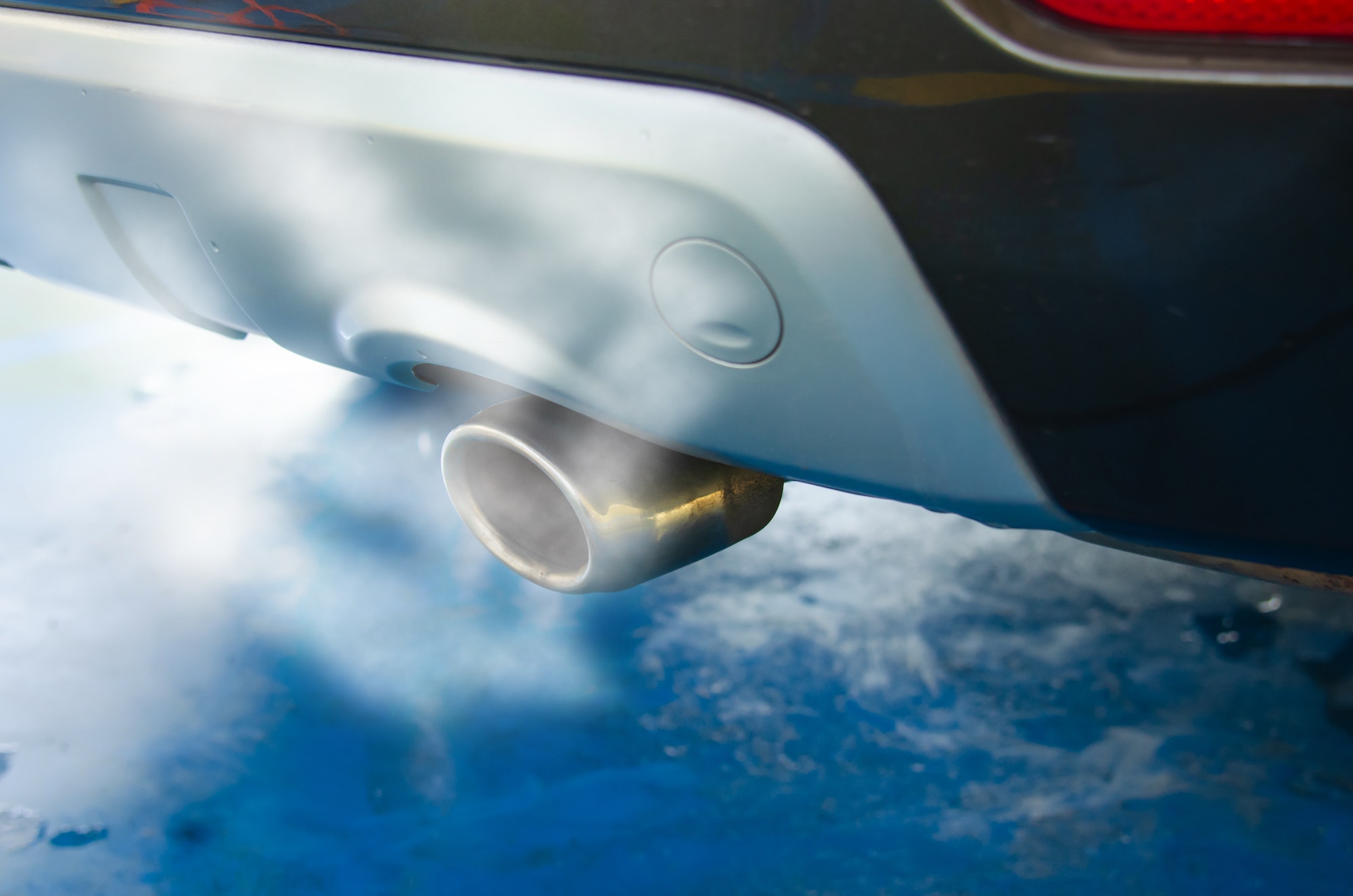 Agua por el tubo de escape del coche: causas y posibles soluciones