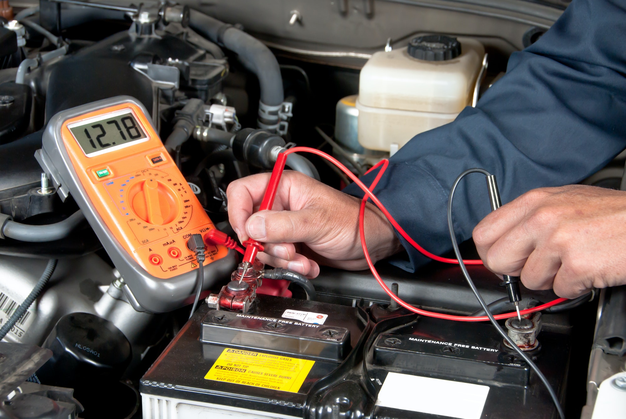 Cómo medir la pérdida de carga de la batería de un coche con motor apagado