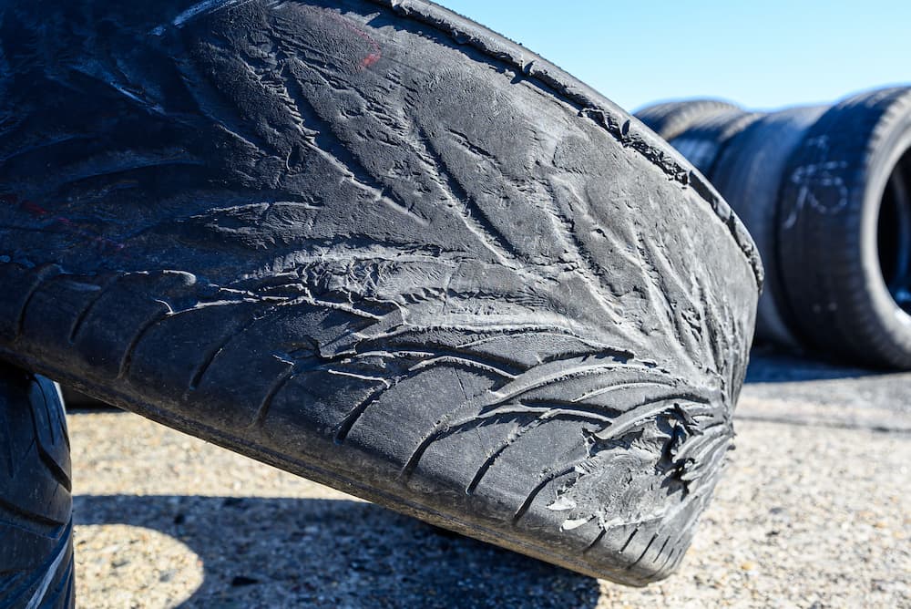 Neumáticos usados desgastados almacenados