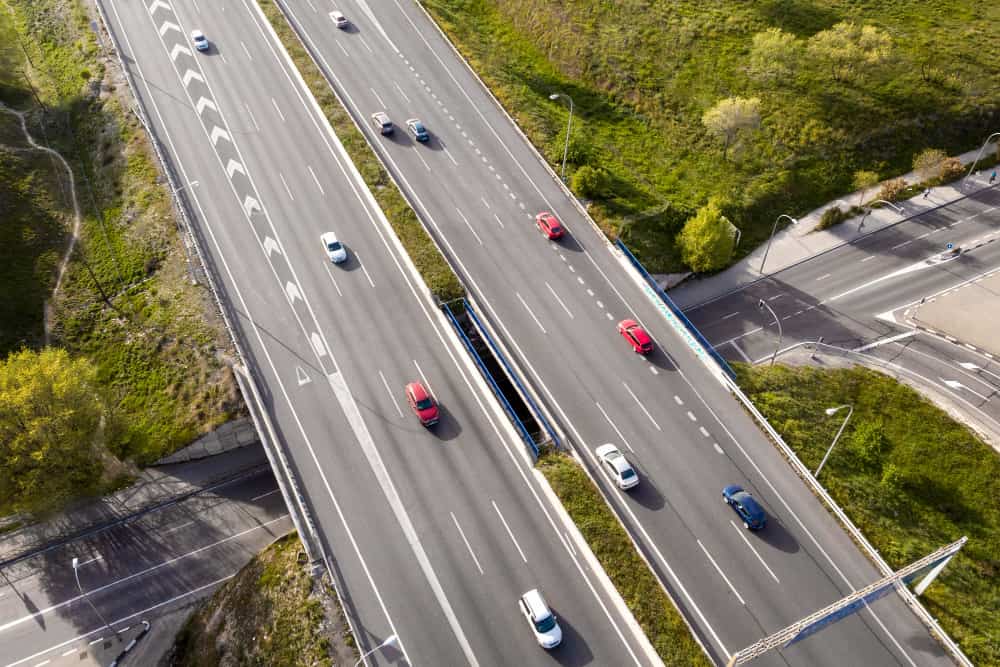 Coches circulando en una autopista española con telepeaje